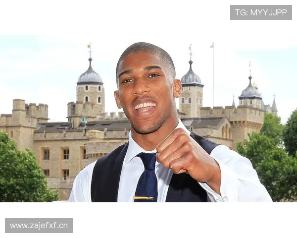 安东尼·约书亚家里那辆豪车，估计随便停个超市也得保安跟着吧？